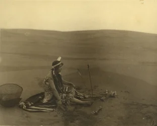 Eine sitzende indianische Frau